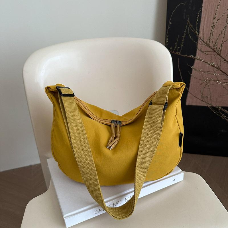 Simple literary dumpling bag women 2025 new niche casual shoulder bag light bag solid color fashion messenger bag