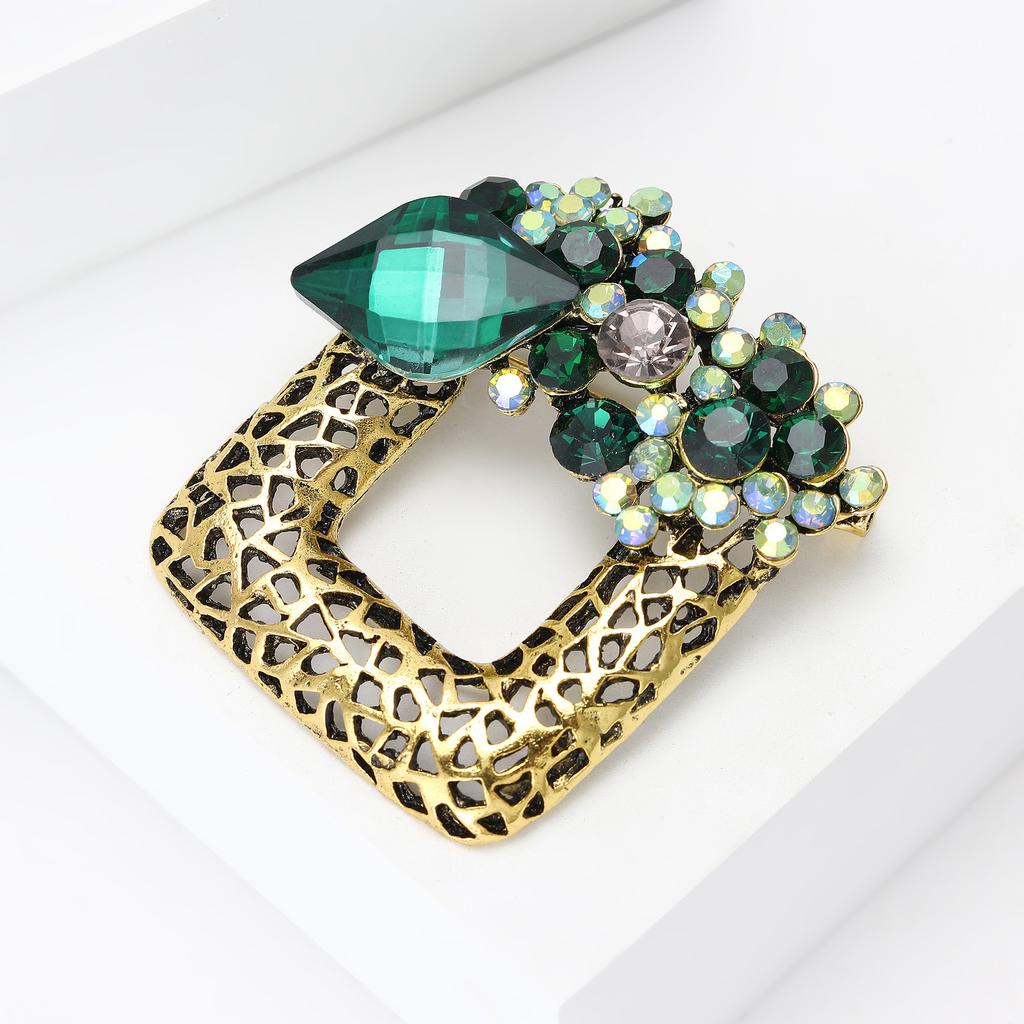 Retro-Leichtluxus hohler quadratischer Blumenkranz Brosche Zubehör modische Luxus geometrische hohle Kristallbroschen