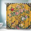 Vattentätt duschdraperi med eleganta pionblommor och fåglar på en livfull gul bakgrund för en lyxig badrumsinredning
