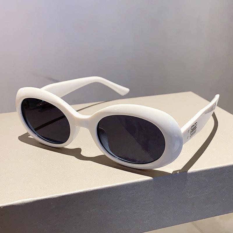 Classic Designer Style Style Oval Sun Glasses Glasses Ladies Sun Eyeglasses For Men Trend Punk Trendy Luxury Rivet Small Spectacle Frame Frame