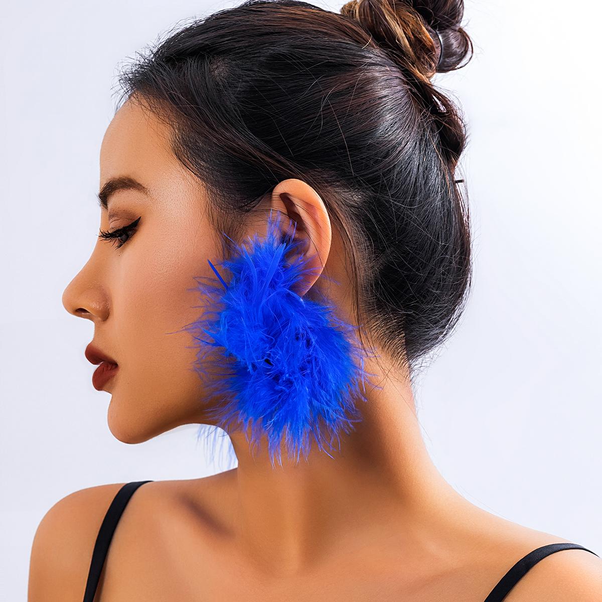 IngeSight.Z Exaggerated Long Plush Feather Large Circle Hoop Earrings for Women Geometric Statement Earrings Party Jewelry синий