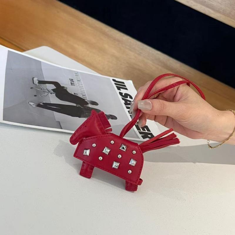 Üst Düzey El Yapımı Deri Zırhlı Savaş Atı Kolye Ucu Moda Gümüş Perçinli At Çantası Süsü Aksesuarları Araba Kolye Ucu Doğum Günü Hediyesi