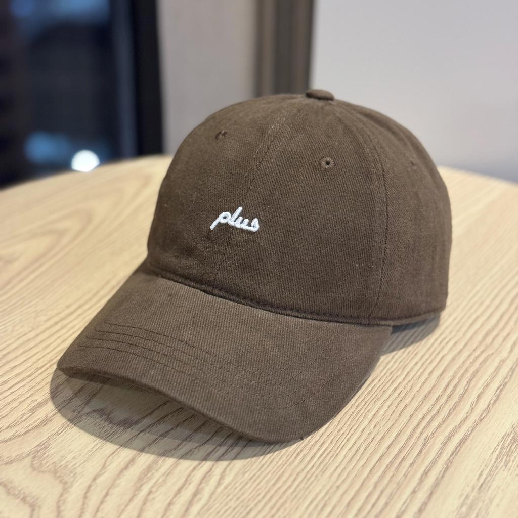 Bestickte Mütze mit weichem Oberteil, schlank machende Baseballkappe für Damen, Herbst und Winter, warm gebürstet, altersreduzierende Schirmmütze