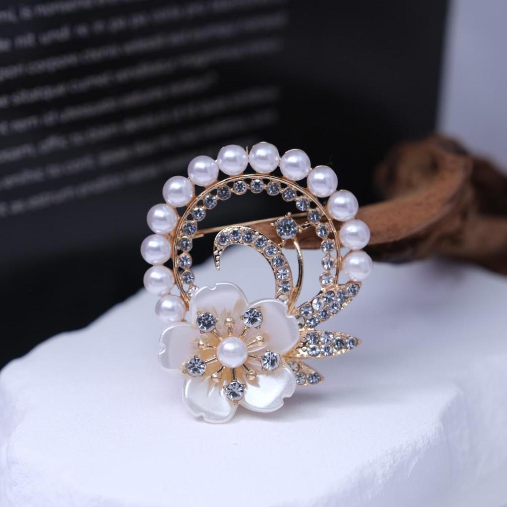 Elegante Pflaumenblütenbrosche - High-End Duftstil Korsage und Anti-Expositionsnadel für Damenmode.