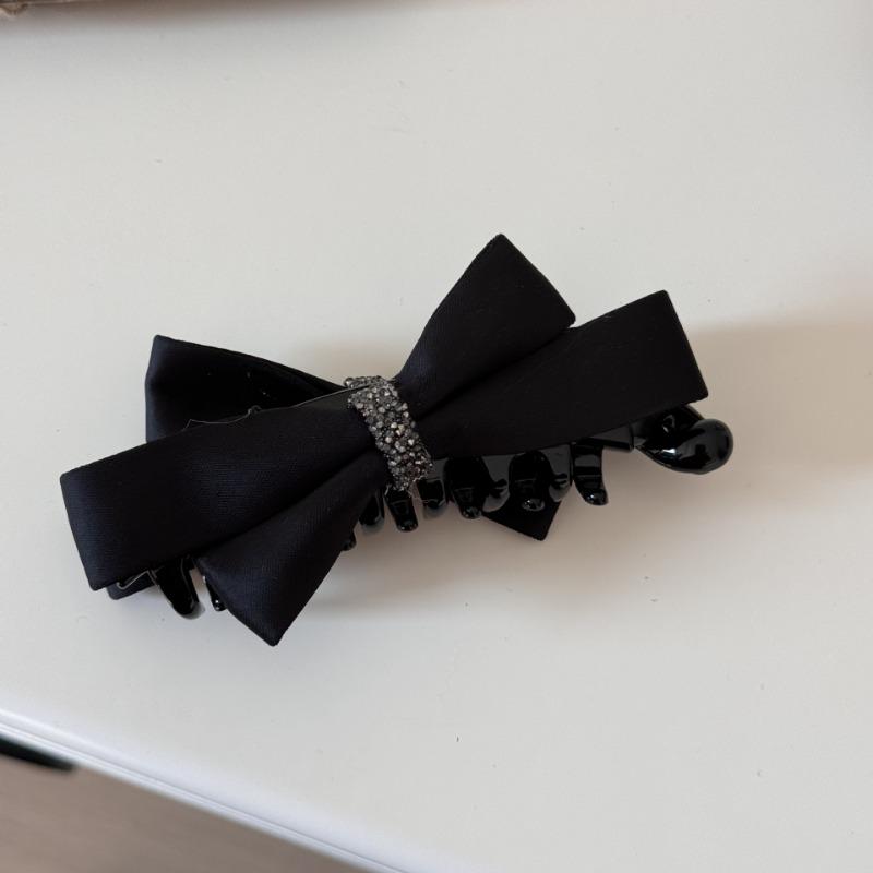 Butterfly Hairpin Adds An Elegant Touch To The Back of The Head, Creating A Sophisticated Look. The Ponytail Style Is Trendy.