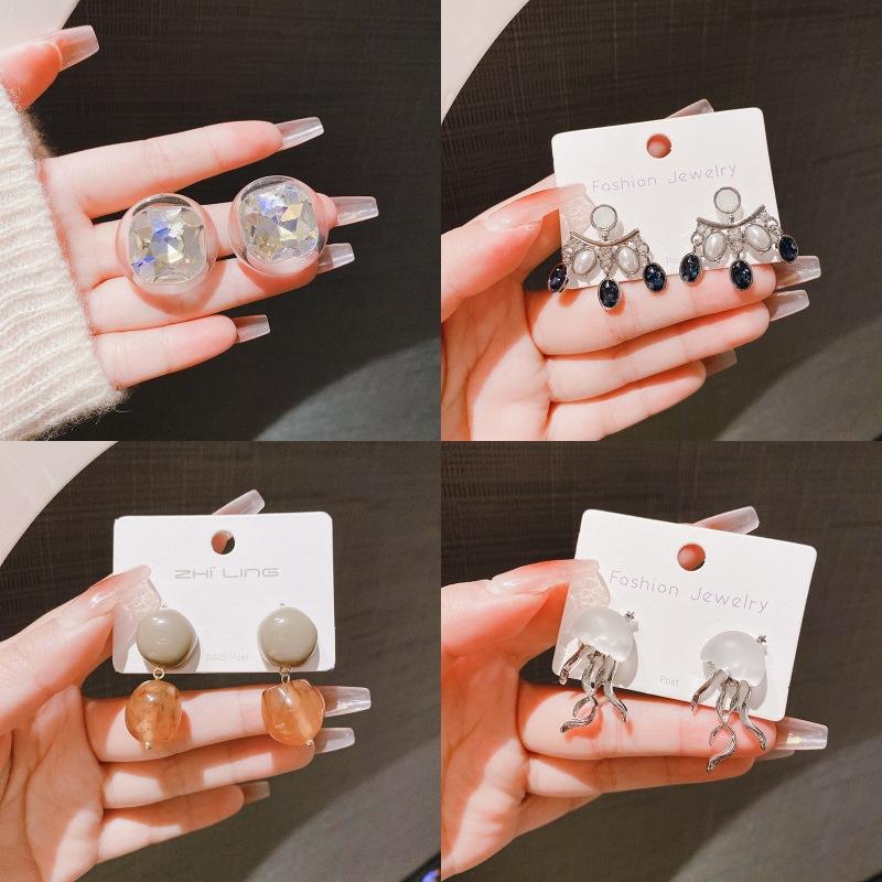 Simple high-end design niche temperament stud earrings women's light luxury fashion personalized earrings exquisite versatile sweet cool earrings