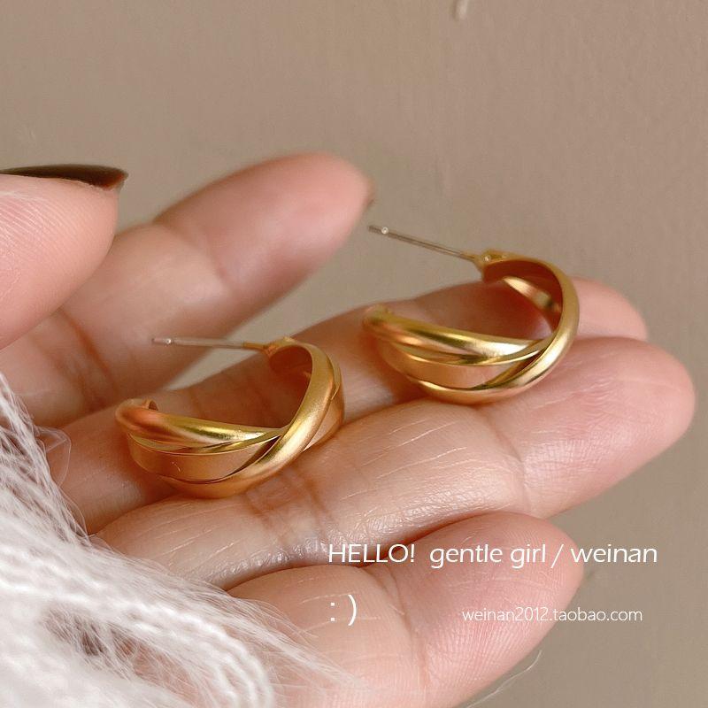 

Матовая текстура Осень и Зима Легче всего сочетать Клипса для ушей в виде спирали от комаров Pair of Frosted Gold stud earrings