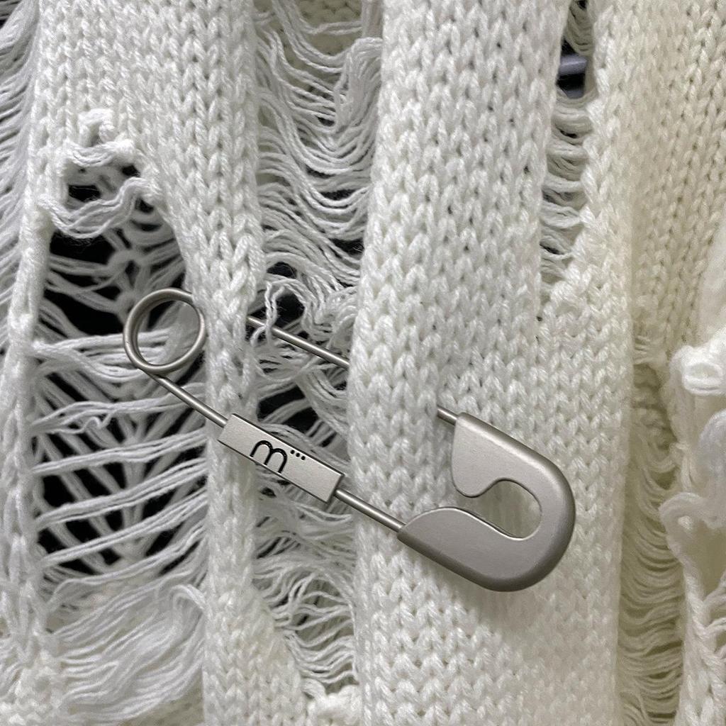 Women's American-Style Ripped Sweater with Pin Decoration - Cozy Knitted Top