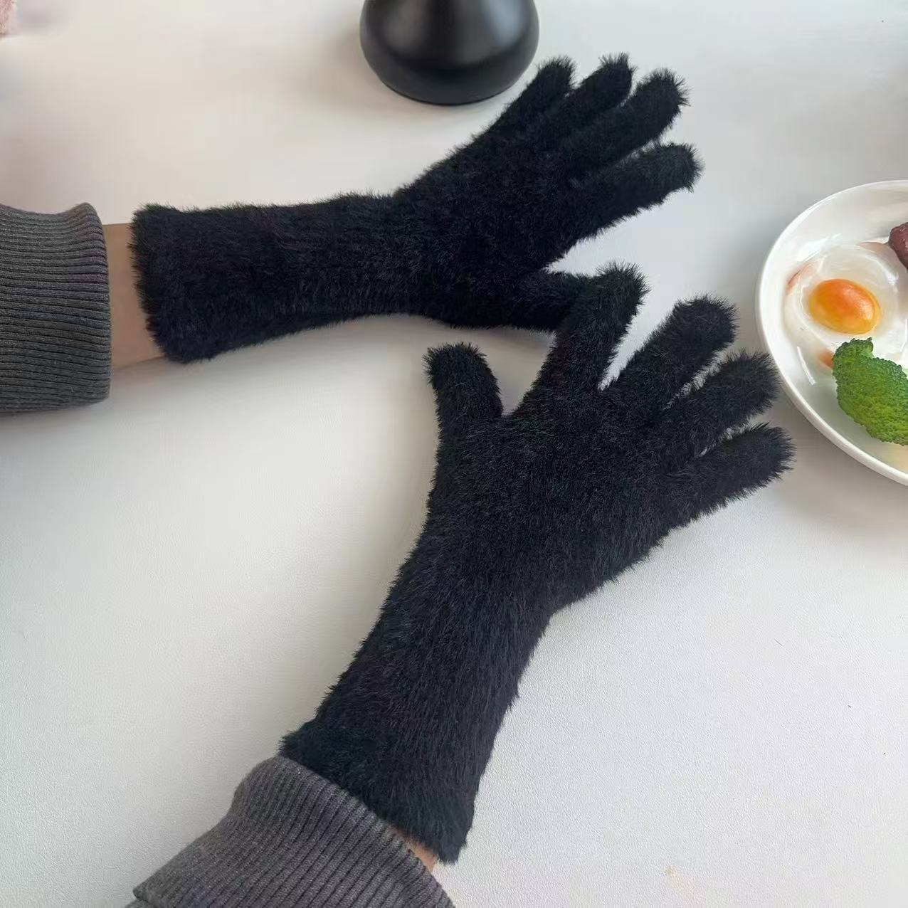 

Зимние женские модные теплые и дырявые двупалые перчатки для мобильного телефона, пушистые студенческие, пишущие и защищающие от холода для верховой езды, сенсорного экрана, норковые перчатки M