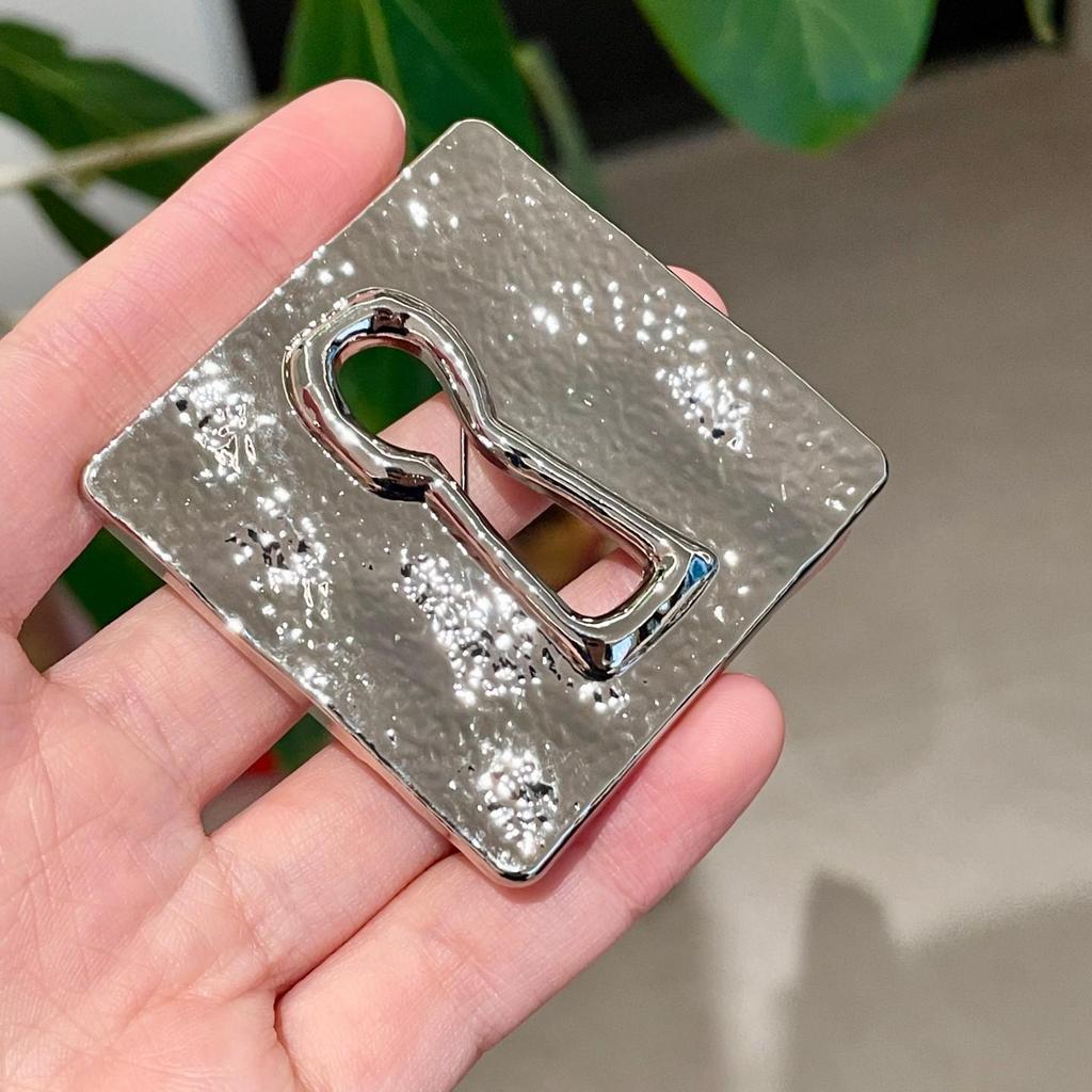 British Style Metal Eyeglasses Brooch - Unisex Retro Woolen Coat Accessory for Women