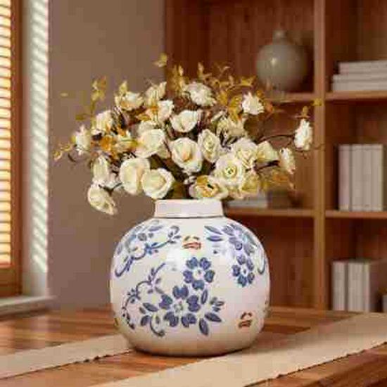 Vintage Blauw en Wit Porseleinen Kleine Vaas voor Bloemschikkingen – Retro Keramisch Ornament voor Woonkamer Decoratie.