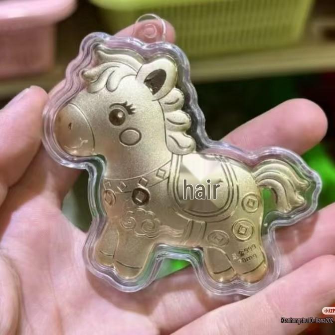 

Золотой брелок Год Лошади: Кулон «Процветание и Удача» — Идеальный Подарок для Открытия Магазина Gold Imitation