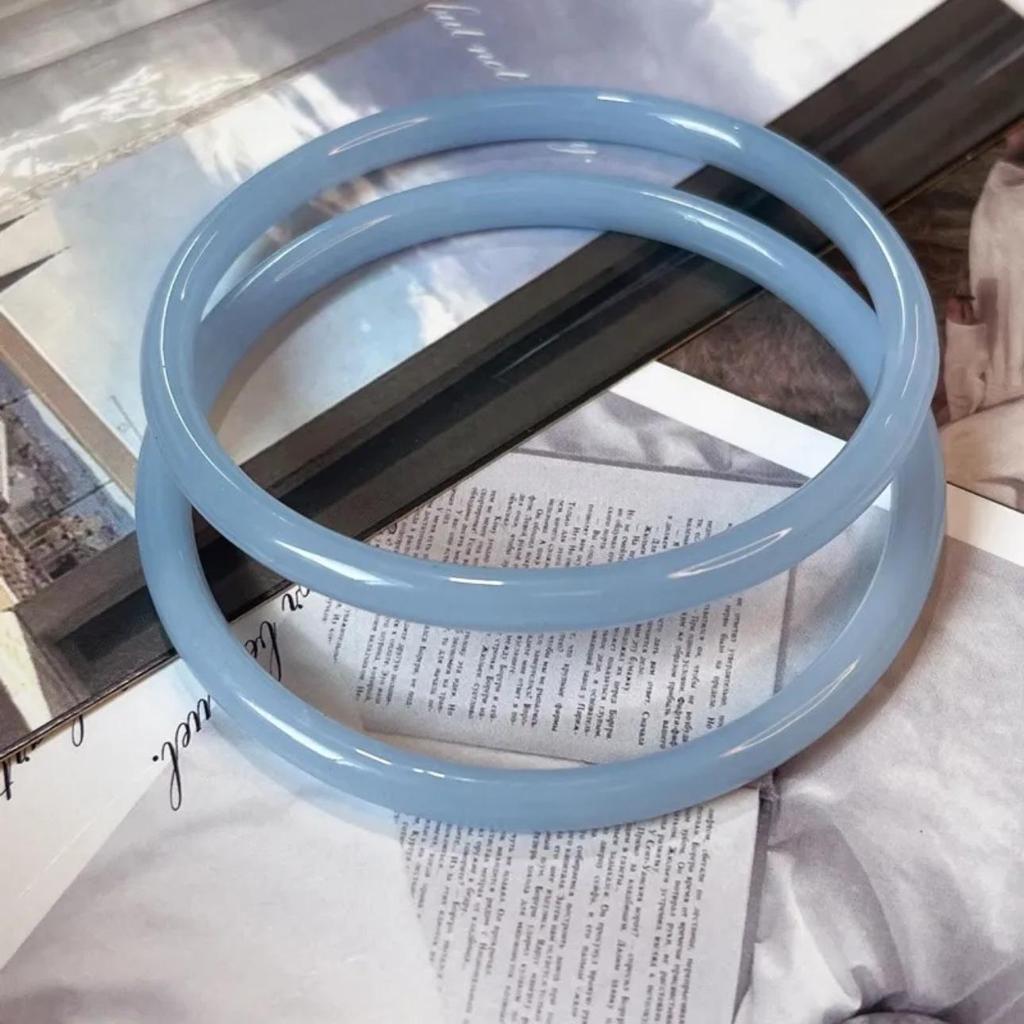 Elegant Chinese Style Jingle Bracelet: Ice-Transparent, Non-Fading Round Bangle Collection