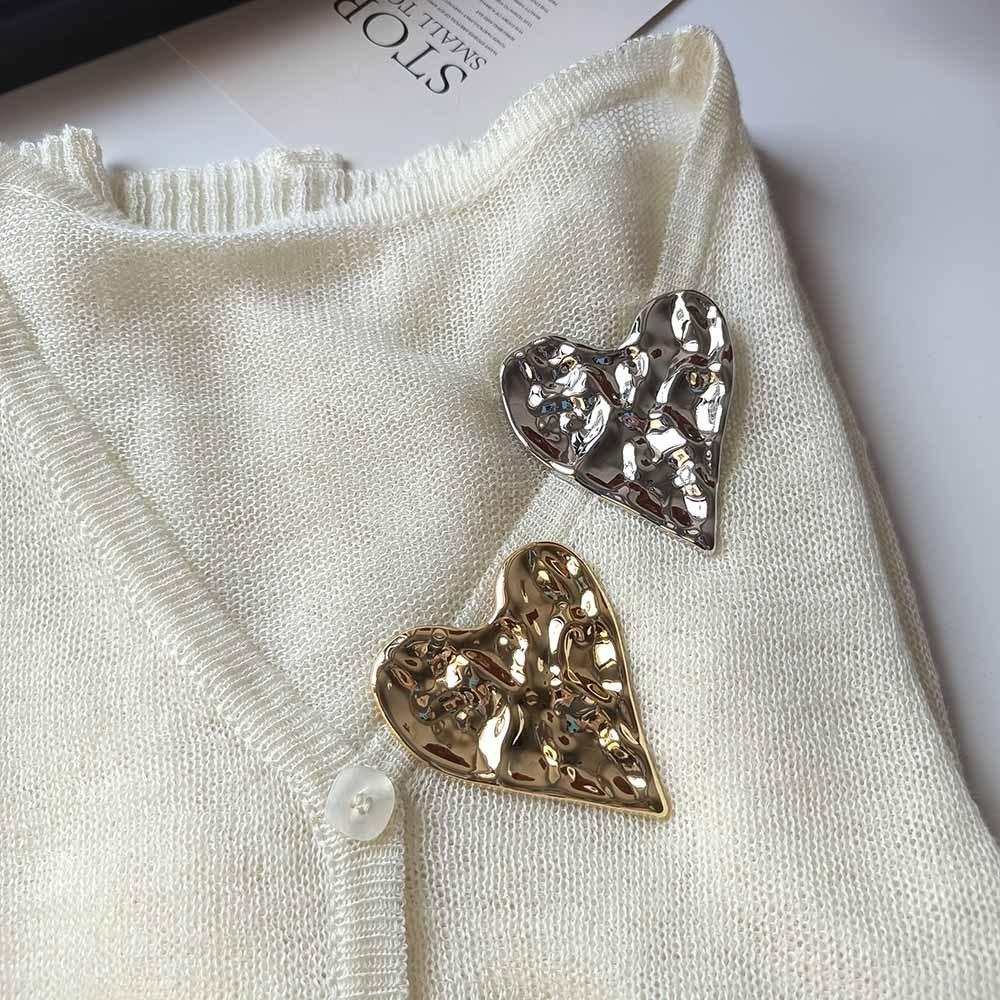 Persönlichkeitsdesign Übertrieben Unregelmäßige Falte Großes Herz Broschen für Damen Charme Trendige Metall Pins Anzug Kleidung Party Zubehör