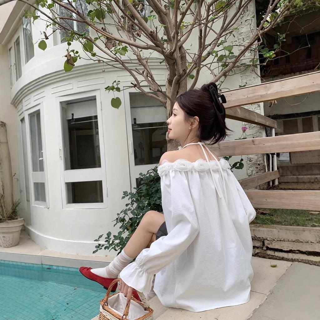 Süßer Mädchenstil Designgefühl Blume Ein-Schulter-Shirt für Damen Frühling Neu Slim Weißes Oberteil