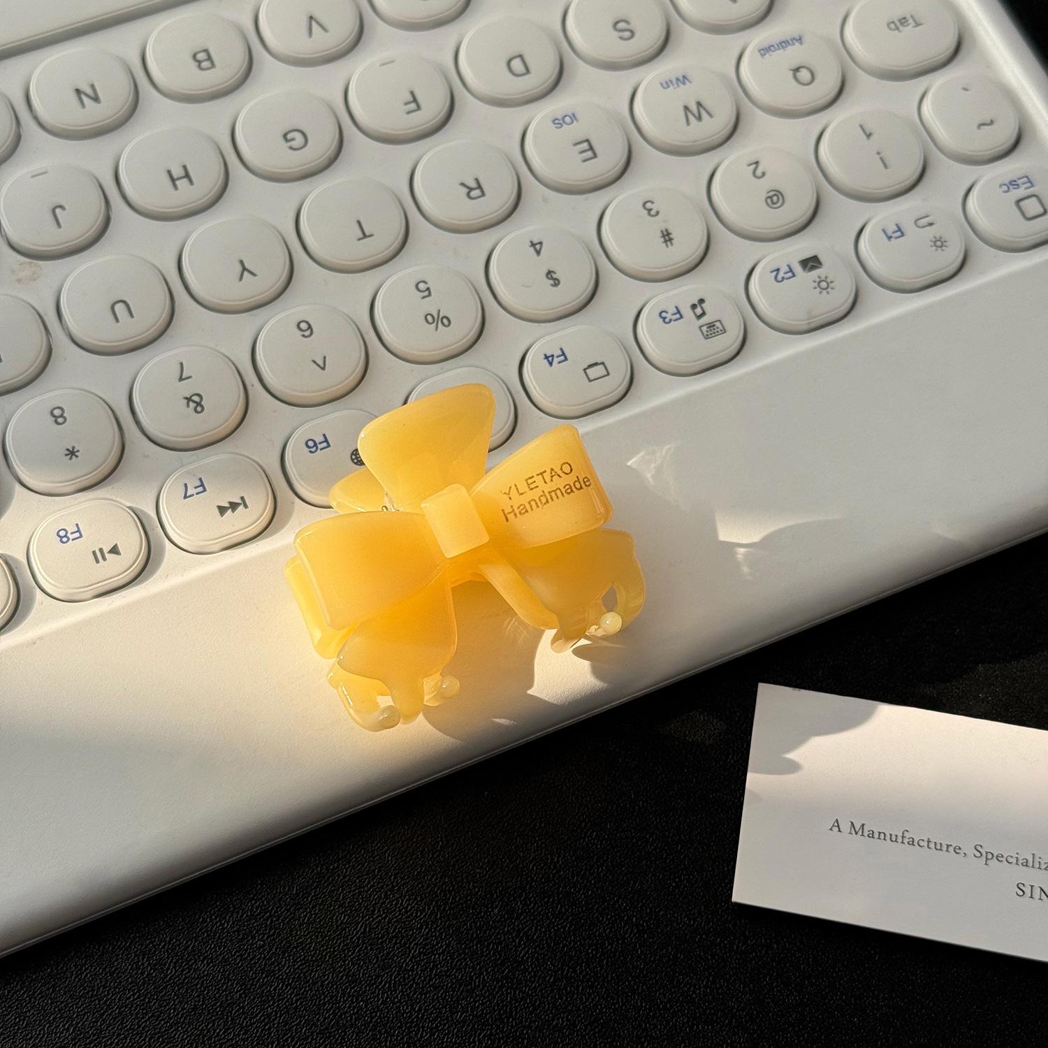 

Small Hair Fashionable Claw Clip With Charming Bow Motif Ideal For Casual Outfits Beige