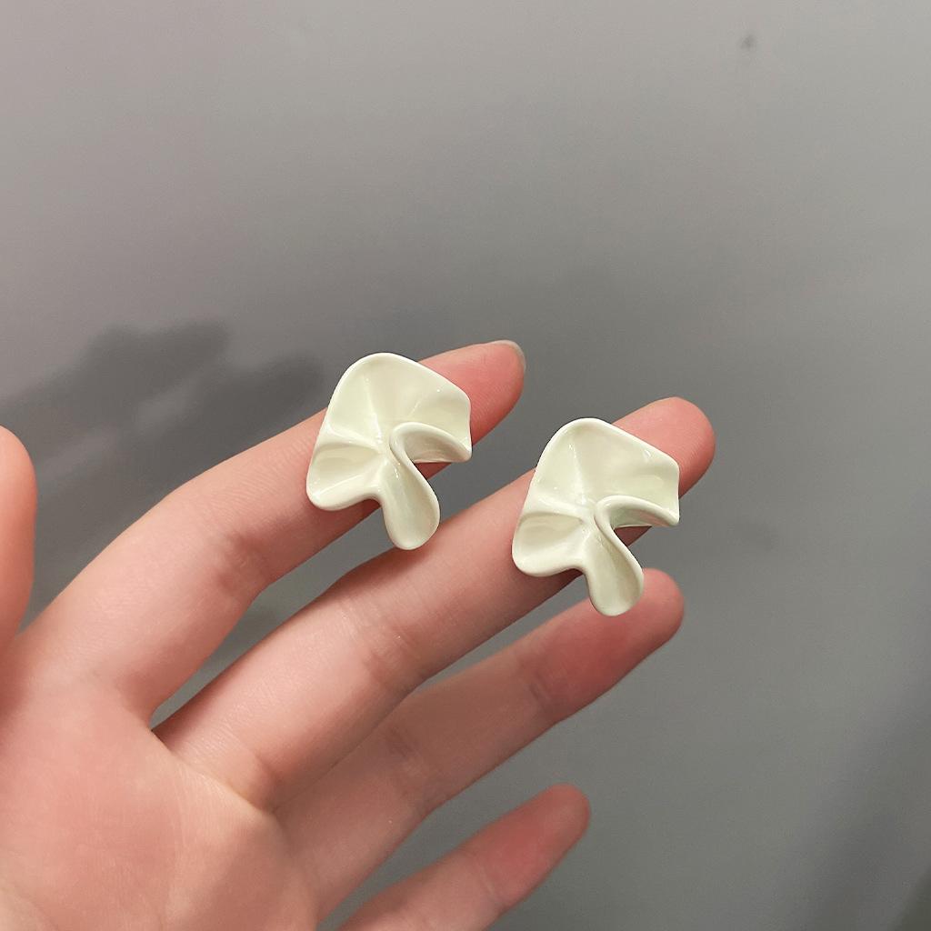 

Серьги-складки нового дизайна Sense с нерегулярной геометрической формой, женские молочно-белые персонализированные украшения для ушей.