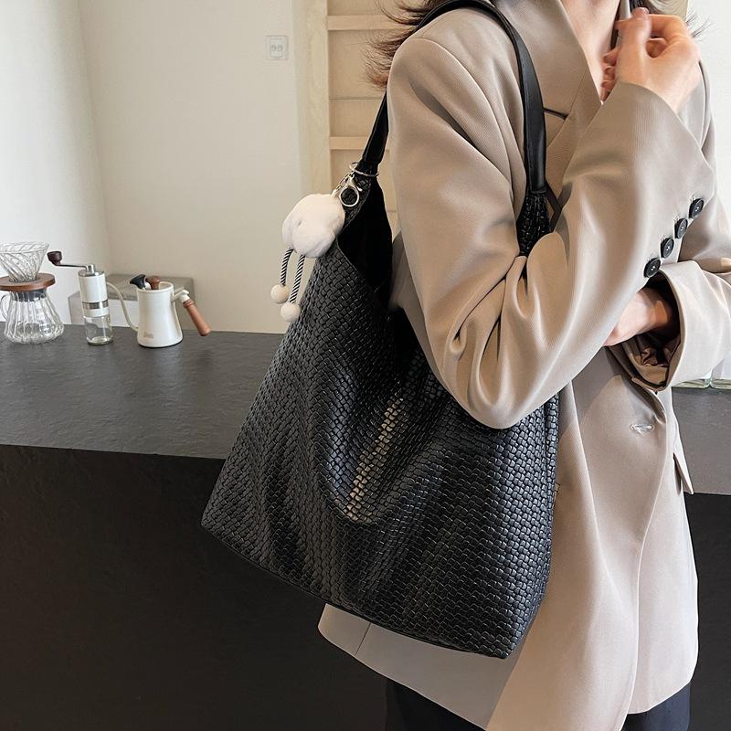 This Year's Popular Solid Color Trendy Shoulder Bag 2025 New Autumn Backpack Fashionable Large-capacity Messenger Bag Pendant