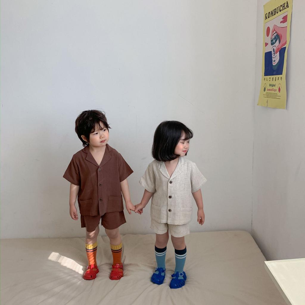 Conjuntos de Roupa de Verão para Crianças em Tamanhos Pequenos Conjunto de Duas Peças: Camisa de Manga Curta Lisa + Calções