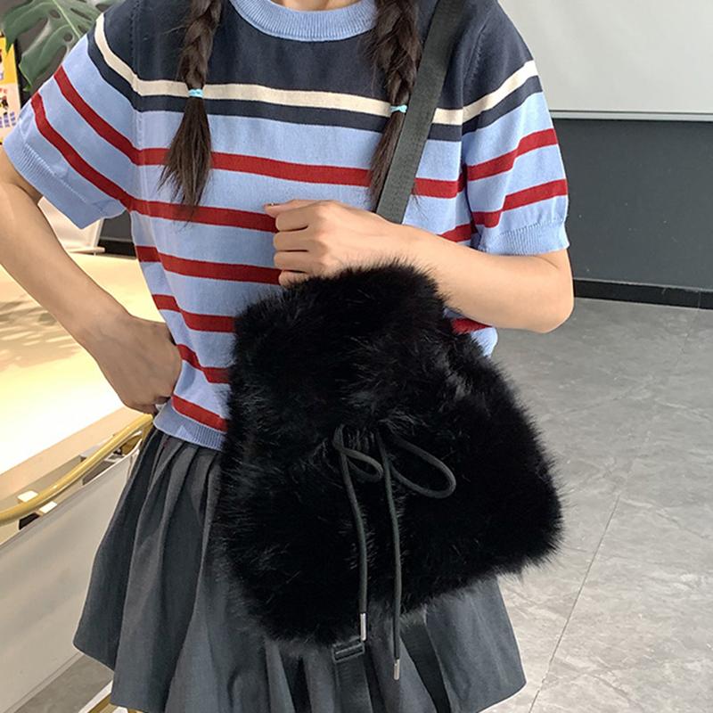 Winter Niedlich Plüsch Lässige Rucksäcke Mode Exquisit Große Kapazität Umhängetasche Einfach Trendy Tragbar Damenrucksack