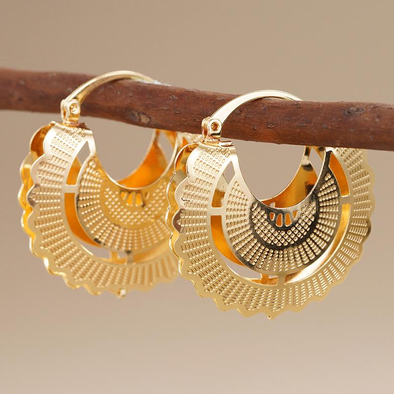 Hollow Concave Fan Shape Scallop Edge Metal Hoop Earrings Gold Tone Fine Textured Snap Closure Ladies Bohemian Accessories