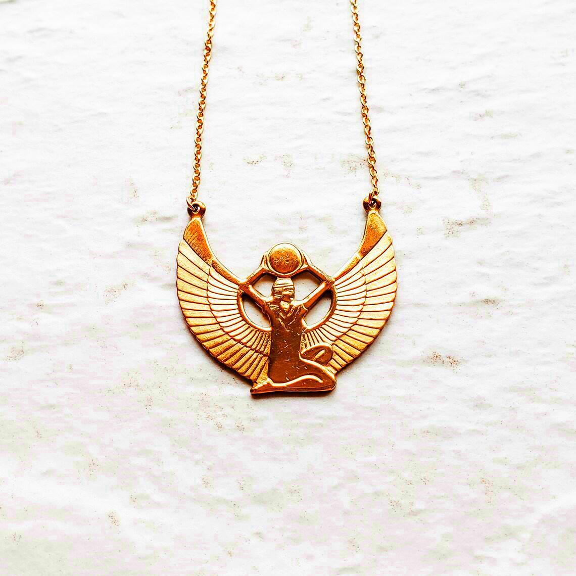 

Золотое ожерелье Исиды: Кулон Богиня Плодородия Египта