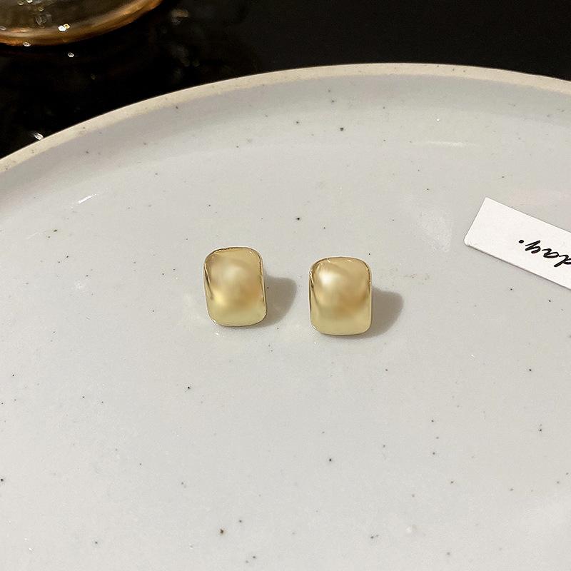 

Korean zircon pearl ear buckle women s niche simple earrings temperament explosive earrings