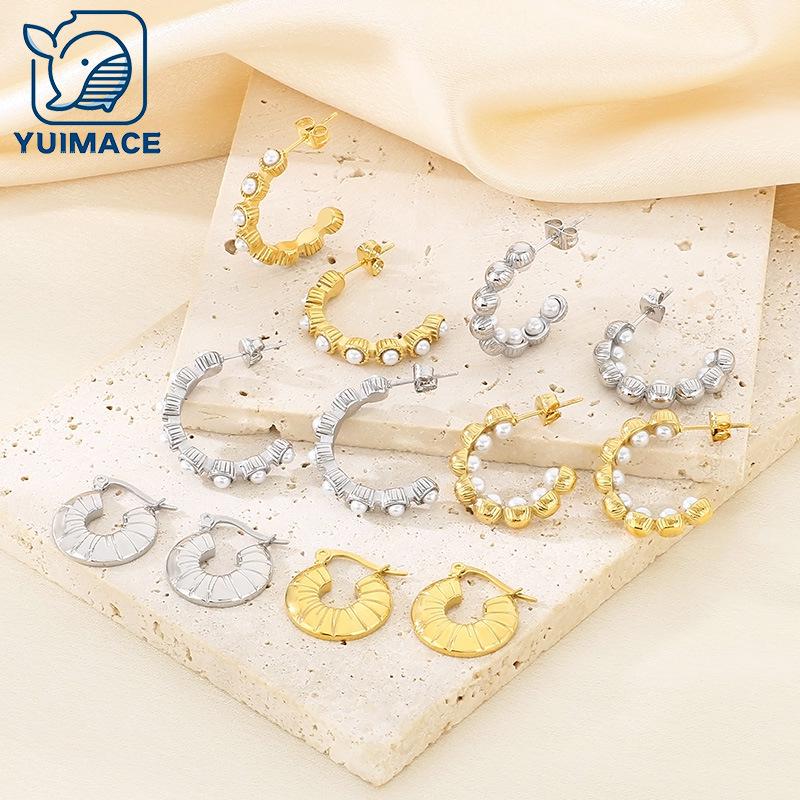 

18K Gold U-Shaped Shell Pearl Stainless Steel Stud Earrings with Textured Design