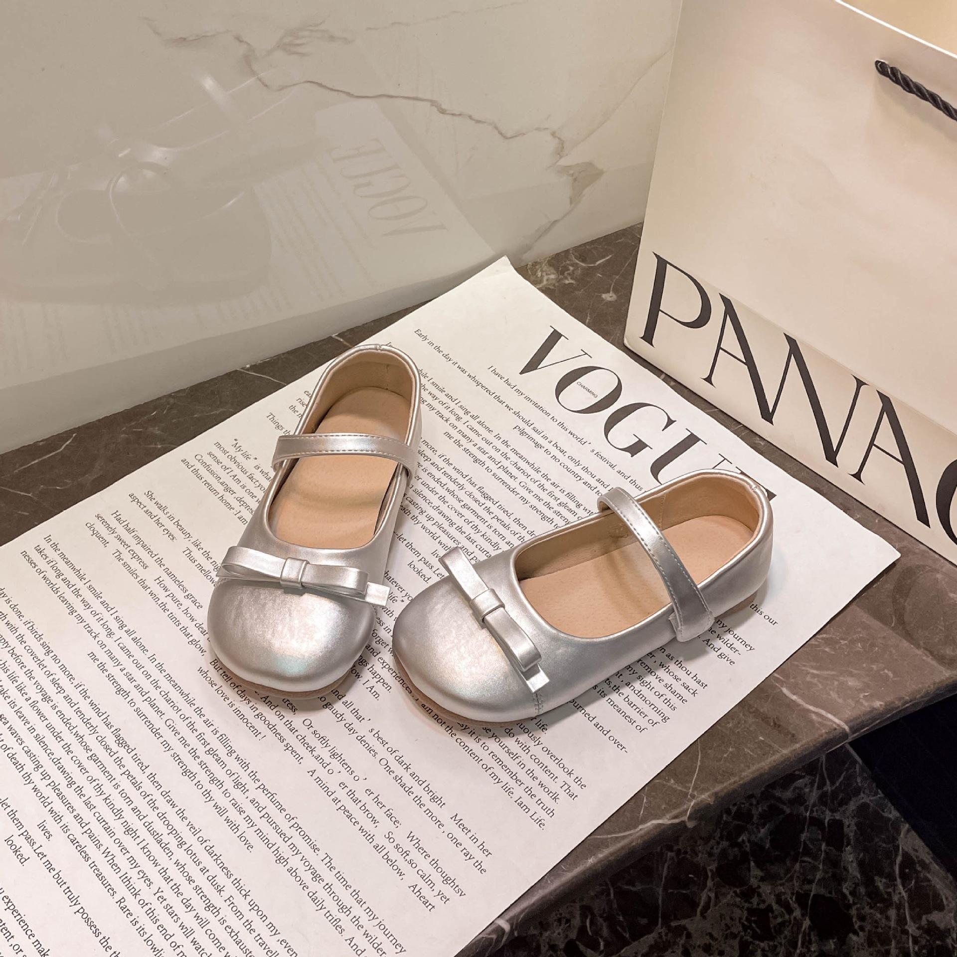 

Girls leather shoes princess shoes 2025 spring and autumn small fragrant wind children s single shoes little girl Japanese soft sole Mary Jane class 25 inner length 15.7cm серебряный