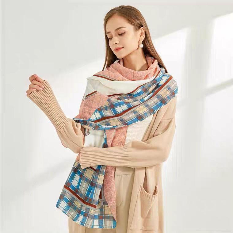 Luxusní značka Podzim a Zima Ženy Nový styl Móda Barva Sladěný Potisk Hedvábný šátek Lady Populární Pokrývka na hlavu Plážový šátek