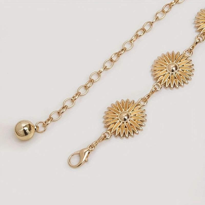 A Lady's Sweet Metal Daisy Flower Carved Fashionable European and American Dress with A Decorative Waist Chain