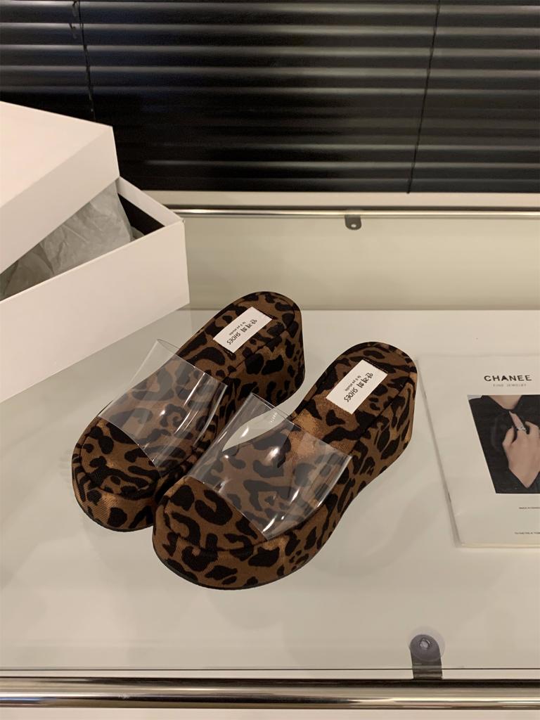 Muffin Thick-soled Cool Slippers Fairy Shoes 2025 New Summer Wear Slope Heel Heel Heightened Transparent Word with Sandals