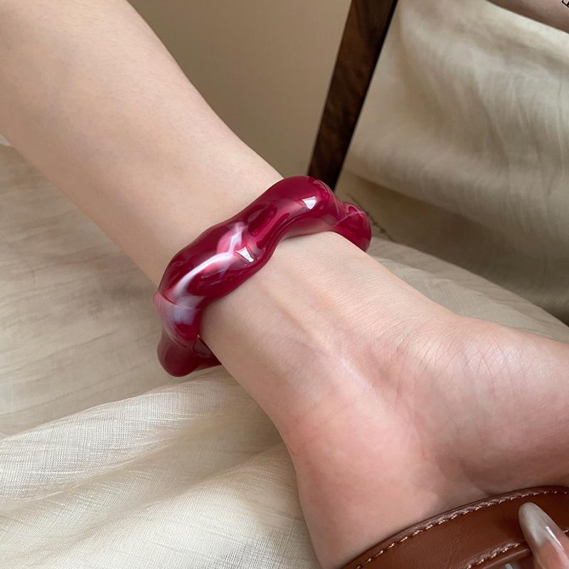 Geometric Open Bangle: Luxurious Modern Bracelet with Minimalist Chic