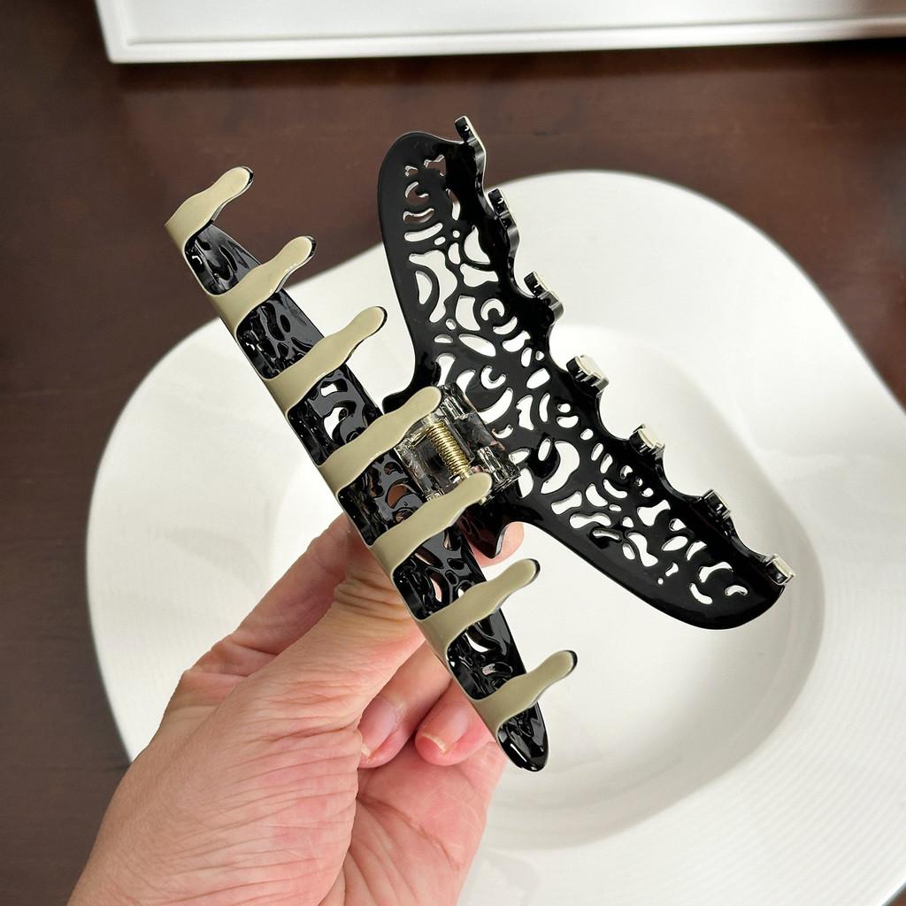 Acetate Beautifully Crafted Hair Claw Clip In Black And Beige For Effortlessly Looks Elegant