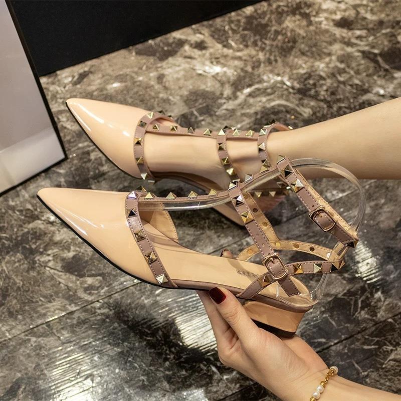 Sandaler dam sommar nya plattbottnade spetsiga nitar enspänne högklackade damskor tjock klack enskor