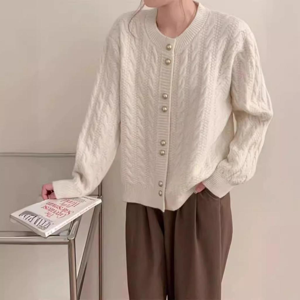 Lockere Damenstrickjacke mit Doppelknopfverschluss, Zopfmuster und Rundhalsausschnitt für Herbst und Winter