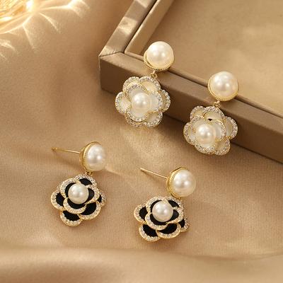 Frische französische Retro-Kamelien-Zirkon-Ohrringe für Damen im Nischendesign, Ohrstecker mit weißer Perle und Temperament, Ohrschmuck