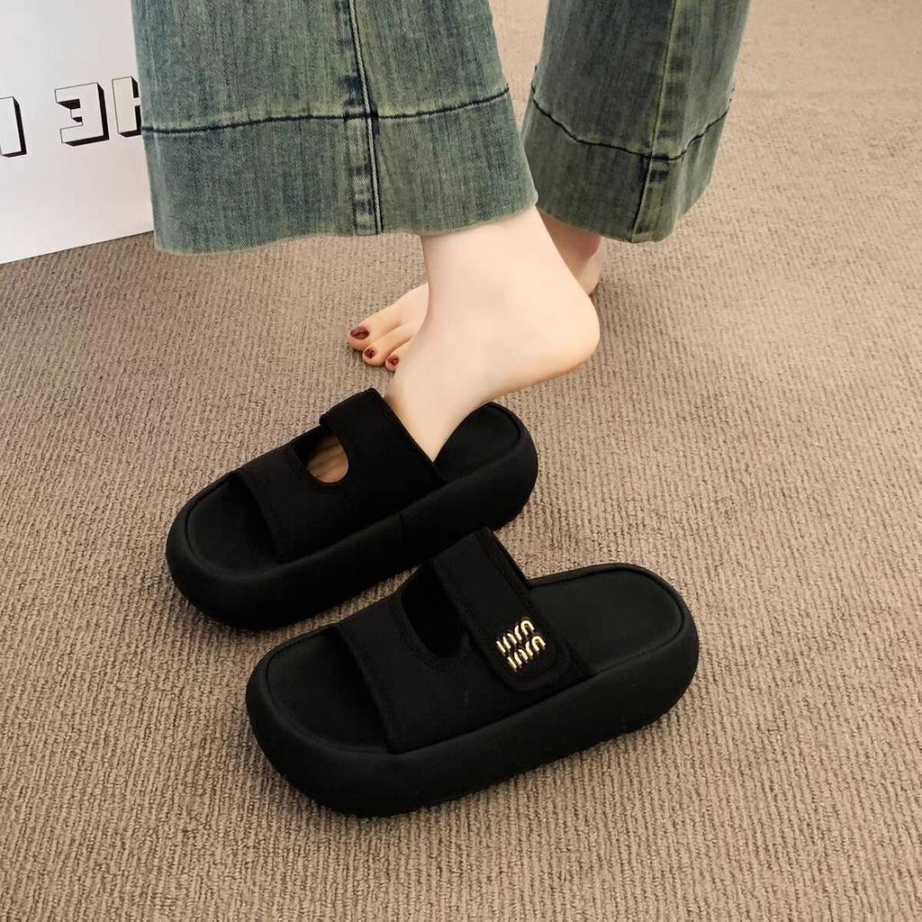 Gruboszelowe fajne kapcie damskie na lato na zewnątrz 2025 nowe wysokiej klasy spódnica super ogień podwyższające nadmorska plaża jednosłowna wsuwka