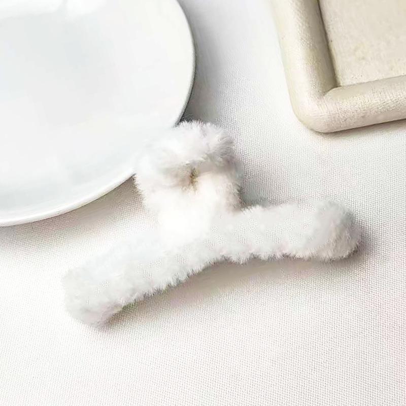 

Large Furry Claw Clip for Autumn & Winter Updos - Korean Style Hair Accessory