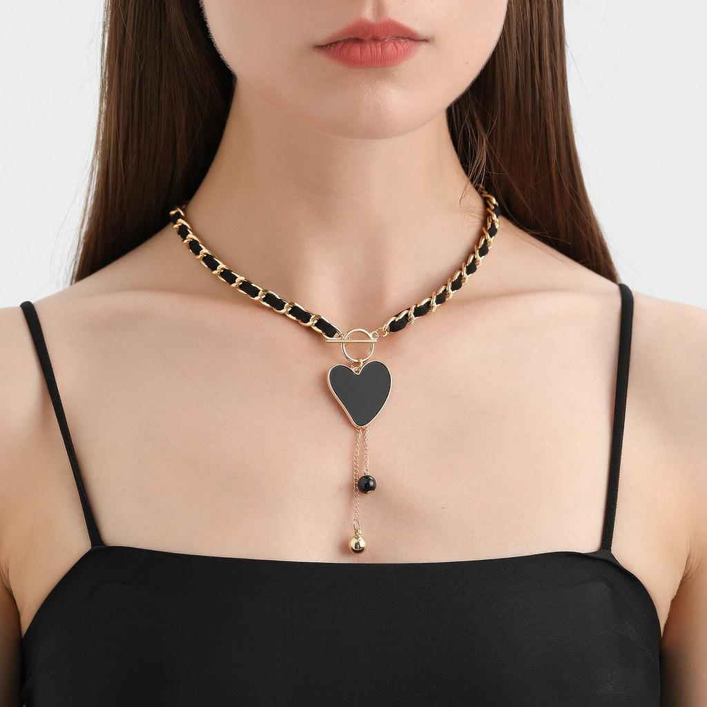 A Black Heart-shaped Mother-of-pearl Necklace Wrapped In Velvet, A Cold And Elegant Female Collarbone Chain With Tassels.