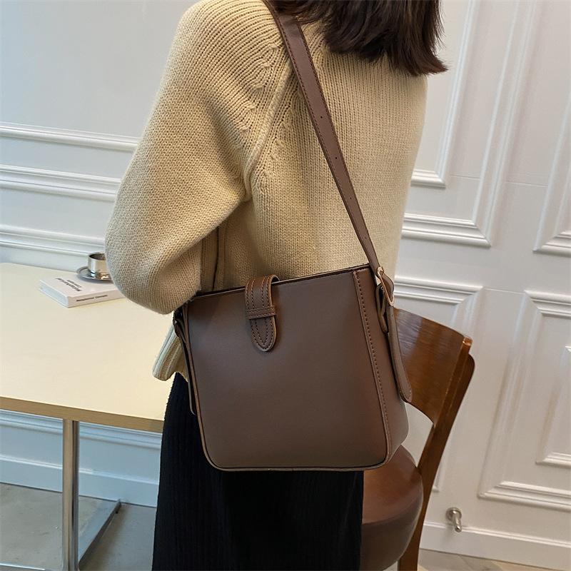 Retro fashion large-capacity bucket bag women's new textured shoulder messenger tote bag