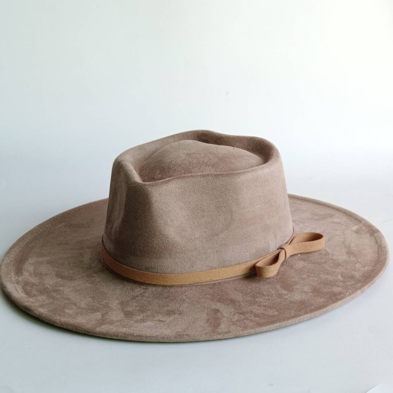 

women s Rose Red felt hat with a rhinestonehatband andwidebrim is perfect for parties concerts andfestive occasionsFestivalWear 2Pcs