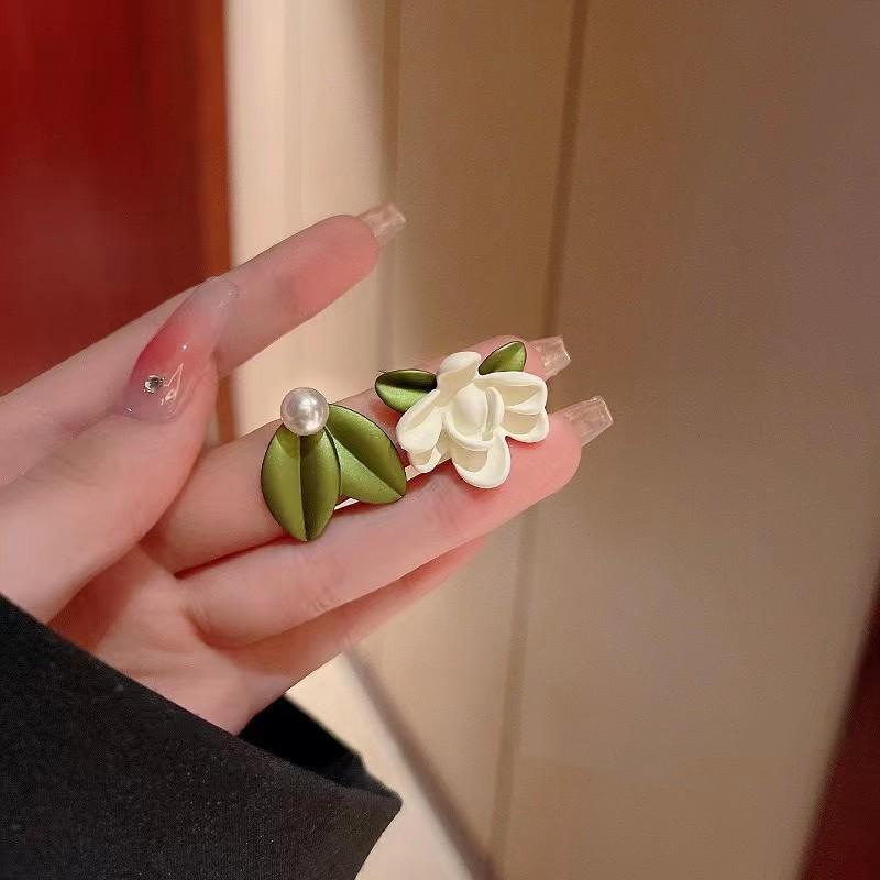 S925 Sterling Silver Asymmetrical Gardenia Pearl Stud Earrings for Women - Elegant Niche Design