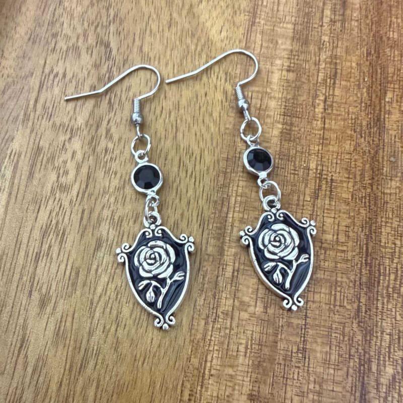 Gothic-punk Black Rose Flower Shield Long Pendant Dangle Earrings for Women Retro Charm Halloween Party Jewelry Accessories Gift