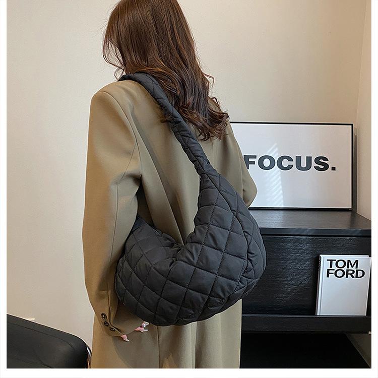 Rhombus Cloud Bag Autumn and Winter New Niche Casual Simple Messenger Bag Versatile Large Capacity Commuter Down Bag
