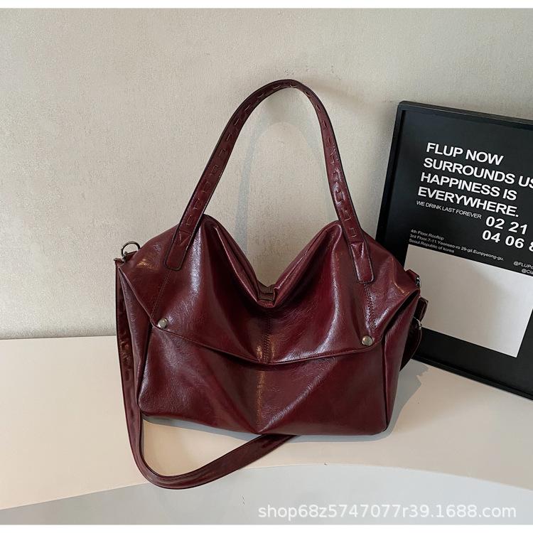 

Lazy wind large capacity tote bag women s 2025 new leisure travel retro high-end commuter shoulder messenger bag бордовий