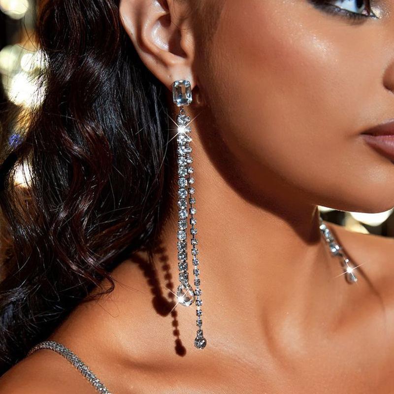 

Длинные серьги с кисточками и стразами превосходили вспышку персонализированных серег с каплями воды, модные уличные украшения для ушей, женские серебряный