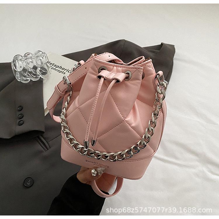 

Простая маленькая сумка-ведро с завязками в стиле маленького аромата, женская, новая модная ромбовидная цепочка на одно плечо, кроссбоди, для通勤 розовый