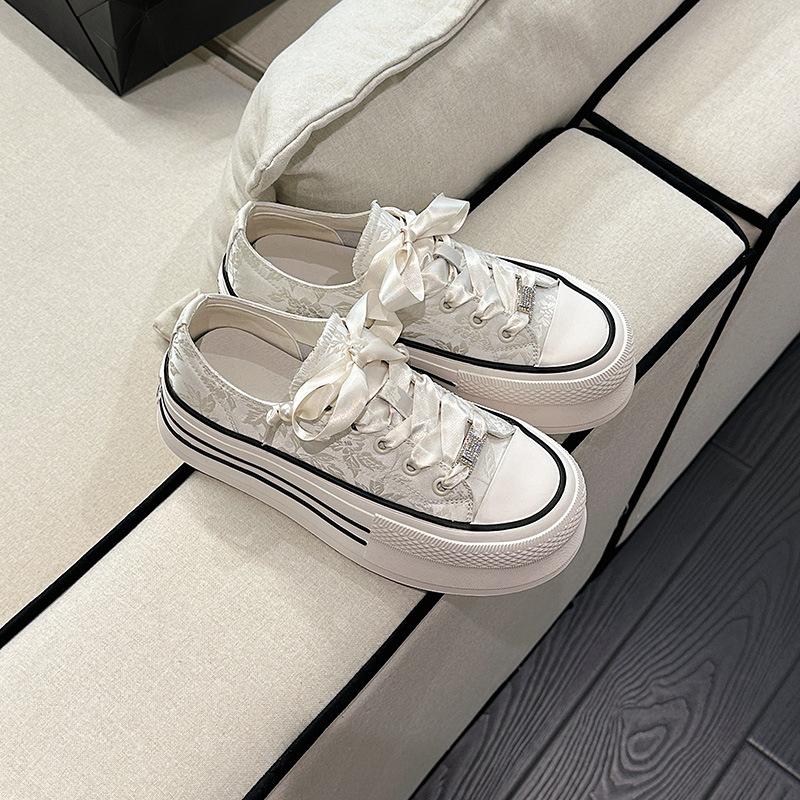 Scarpe da ginnastica con plateau da donna nuove a taglio basso in pelle suola morbida piccolo rialzo casual sportive board shoes
