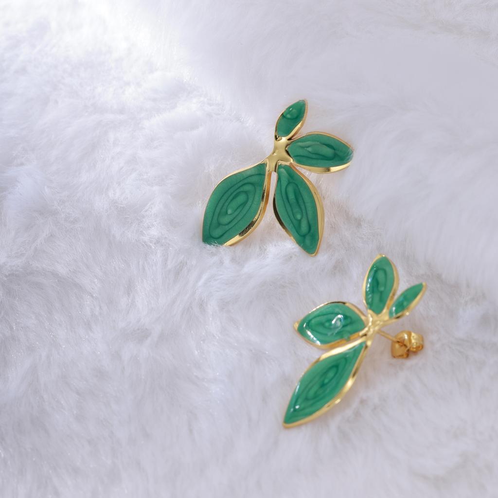 Green Enamel Flower Stud Earrings for Women Gold Plated Five Petal Floral Earrings Vintage Elegant Jewelry for Daily Gift Giving